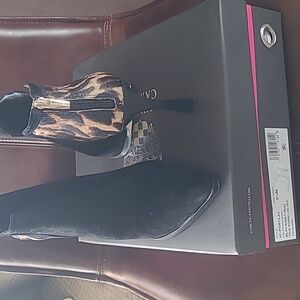 EUC Sexy Vince Camuto bootie 9.5